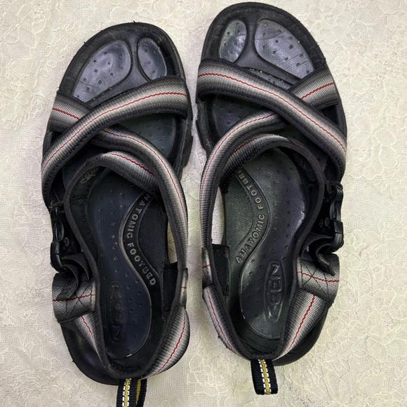 Keen Men’s 9 Strap On Sandals White Red Stripe Black Sole Teva Style Summer Shoe - Picture 8 of 9